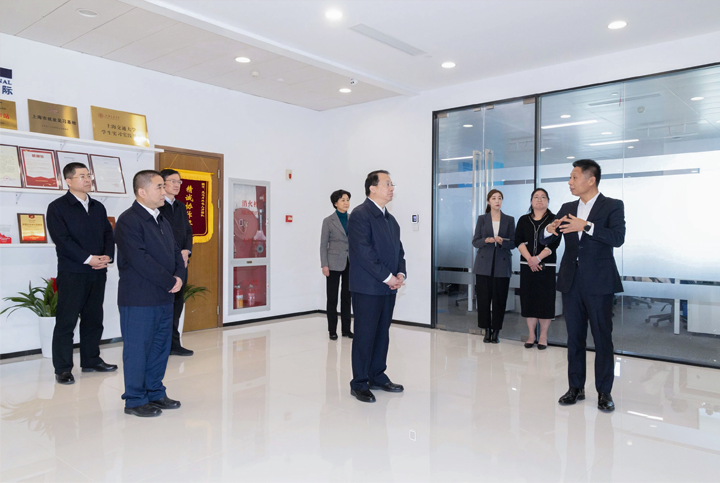 上海市长龚正一行察看AI知名人力资源服务公司KU酷游(中国)国际的AI赋能人力资源数据动态分析平台